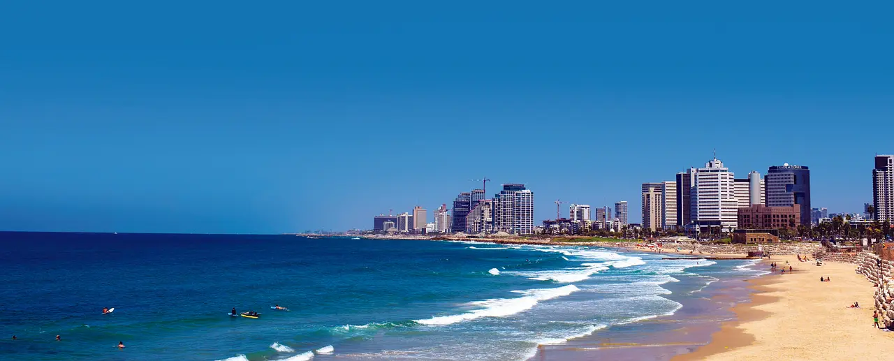 קו רקיע של תל אביב עם חוף הים